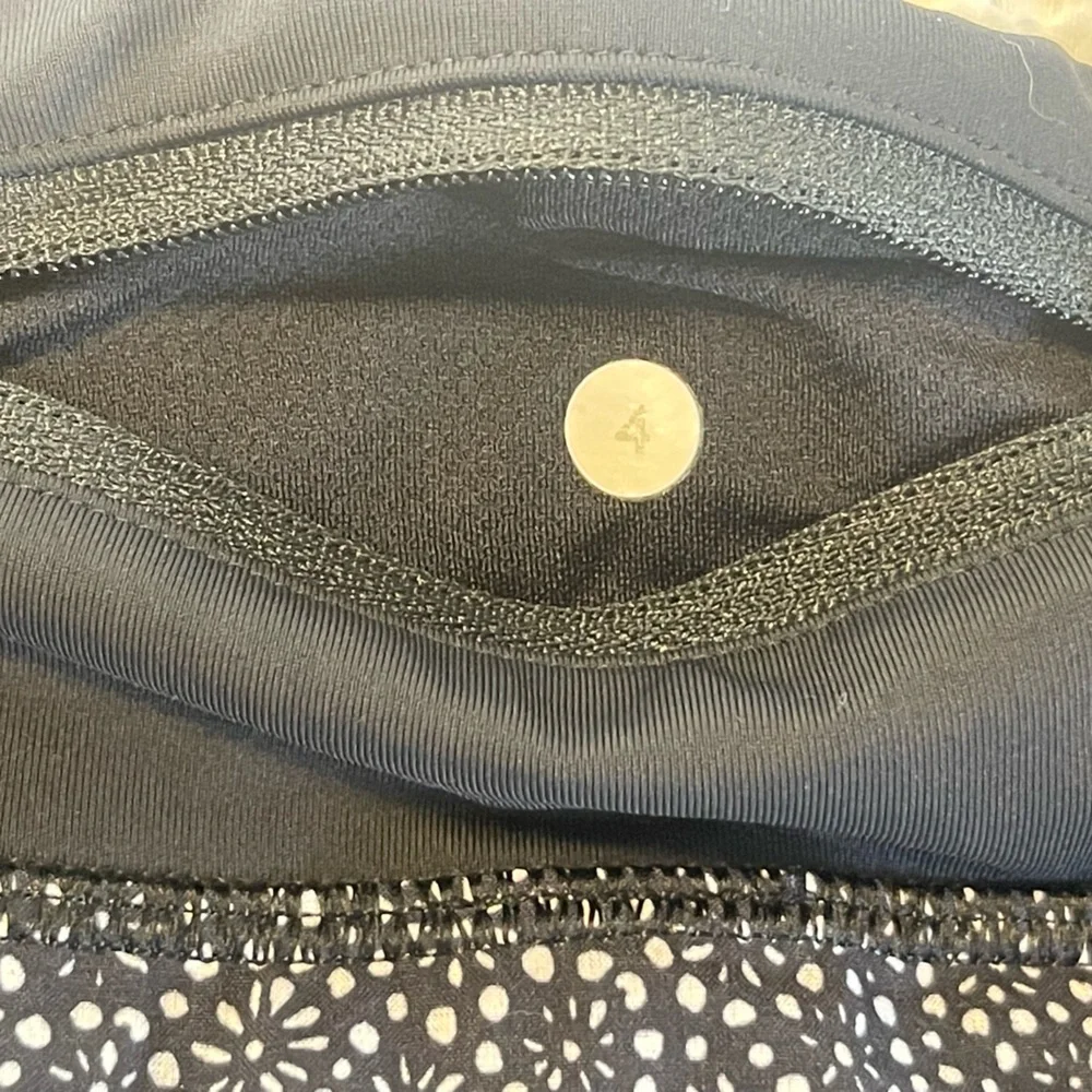 lululemon Speed Short Size 4 in Freckle Flower Black White NWT - Picture 5 of 6